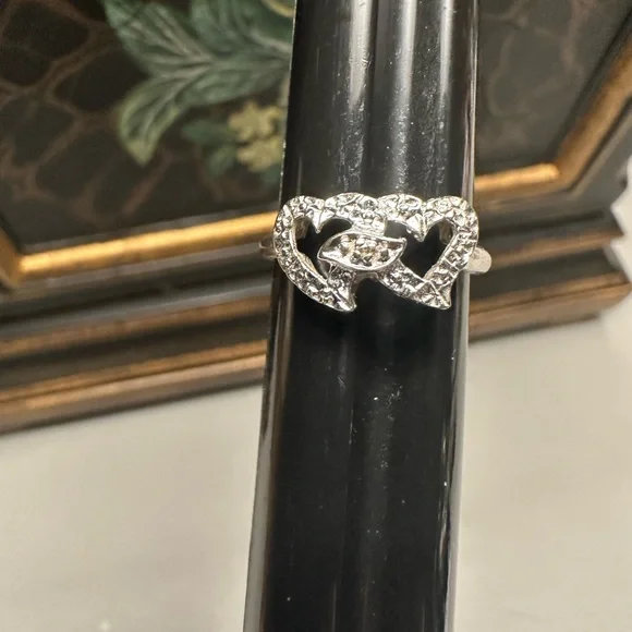 Elegant Silver Heart Ring - Picture 1 of 4
